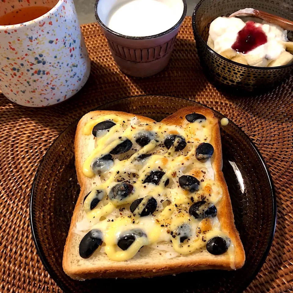 Snapdishの料理写真:豆チーズトースト😋 #朝ごぱん|nao子さん