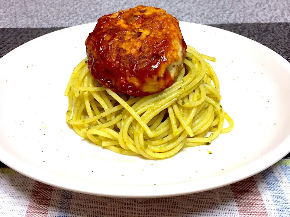 じじばばのランチ！
バジリコのパスタに、鶏むね肉バーグ(^^)|Yukihiko Ishidaさん