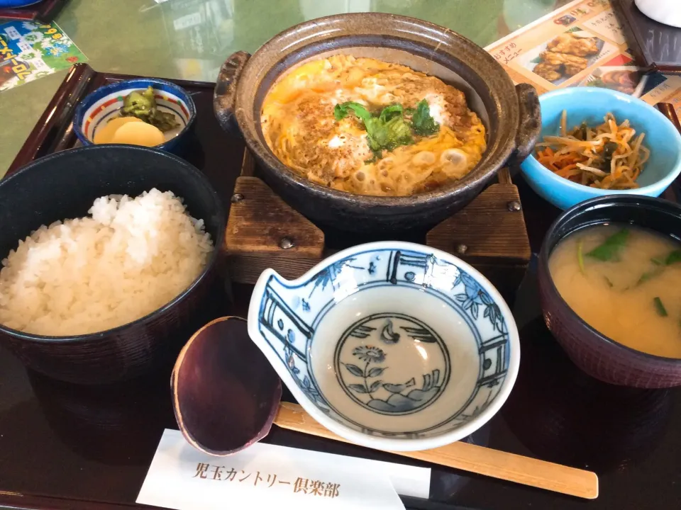 秋の森森会⛳️
ゴルフ場飯😋
ボリュームたっぷりカツ煮定食❣️|アライさんさん