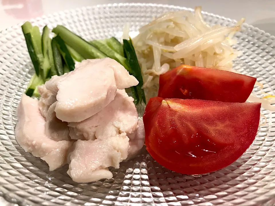 塩麹でしっとりの鶏胸肉で棒棒鶏風サラダ🥗✨|NOBUちえさん