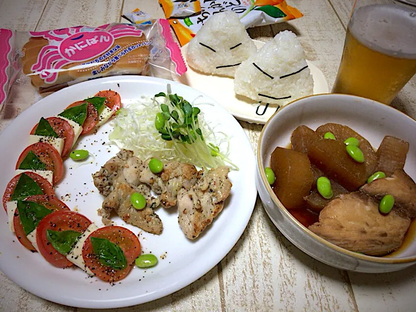 今日の男飯(๑˃̵ᴗ˂̵)トマトのカプレーゼ🍅&昨日の若鶏の手羽バジル焼き&ぶり大根&新米おにぎり🎶|ひーちゃんさん