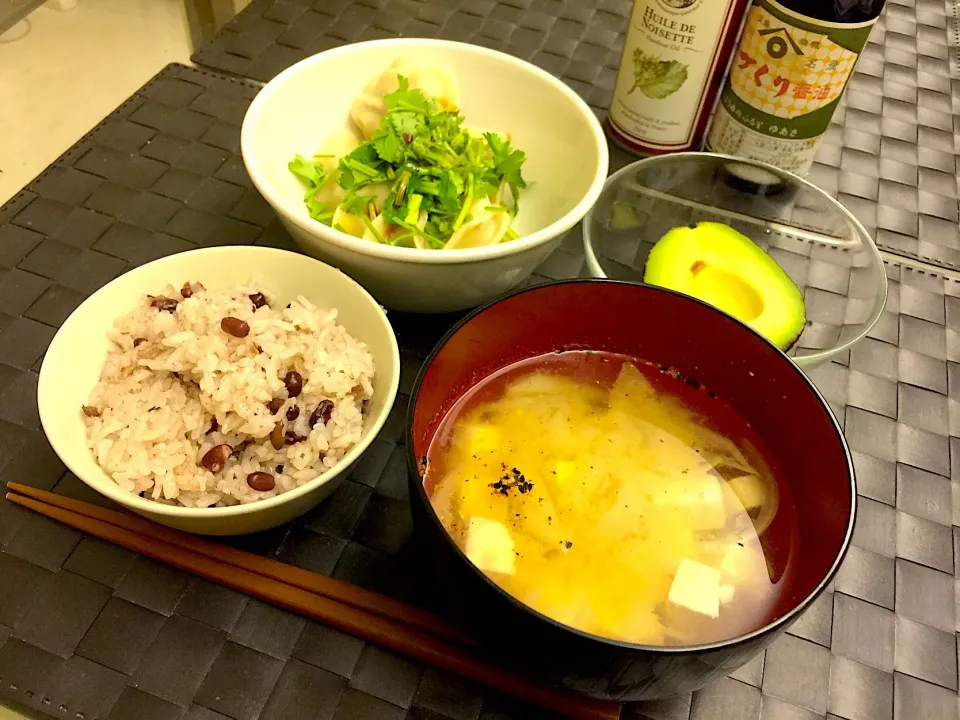 Snapdishの料理写真:水餃子にたっぷりの香菜をのせてデトックス
小豆で炊いたお赤飯と共に|ミイさん