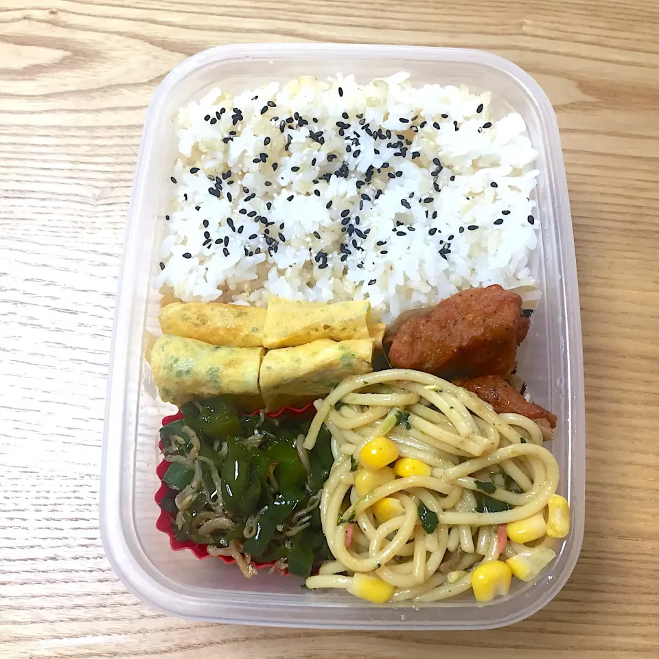 土曜日の旦那さんのお弁当☺︎ #お弁当記録  #ピーマンのじゃこ炒め  #詰め方めちゃくちゃ|むさけんさん