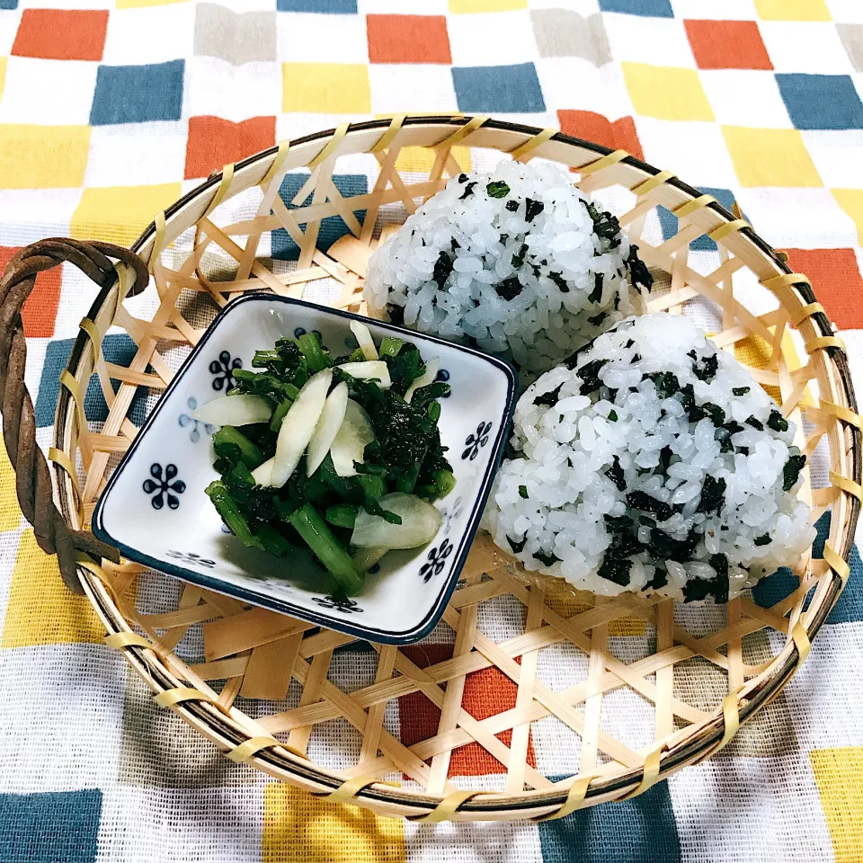 今日の朝ごはん♡わかめご飯おにぎり
#わかめご飯
#大根の間引き菜の浅漬け|ゆりさん