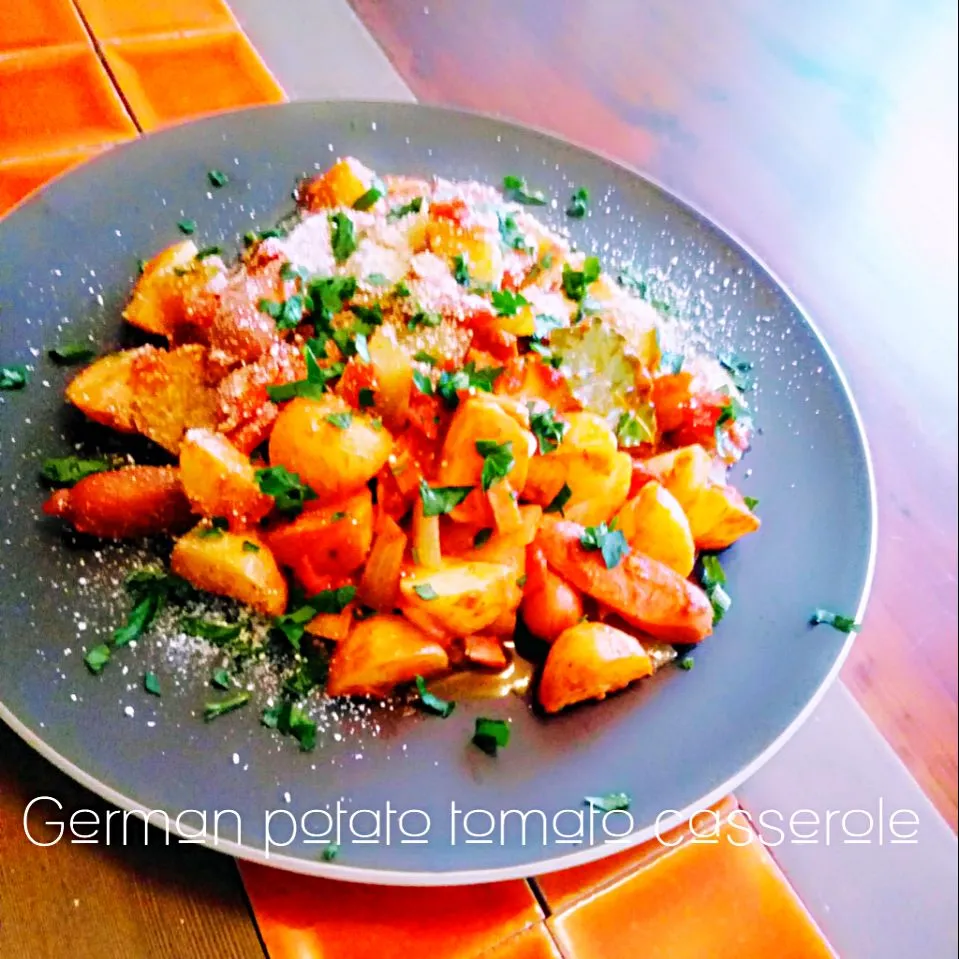 🍲🍅揚げじゃがのジャーマントマト煮🍅🍲

ジャーマンポテトを連想させる
荒引きウィンナーとベーコンに
甘い玉ねぎをコンソメ風味で
トマトで煮込んでと言っても
煮込まなくて手軽にできちゃう😜💗💕

パルメジャンチーズ振りかけて～♡
召し上がれ～(*´╰╯`๓)♬～💗💕|めるぼさん