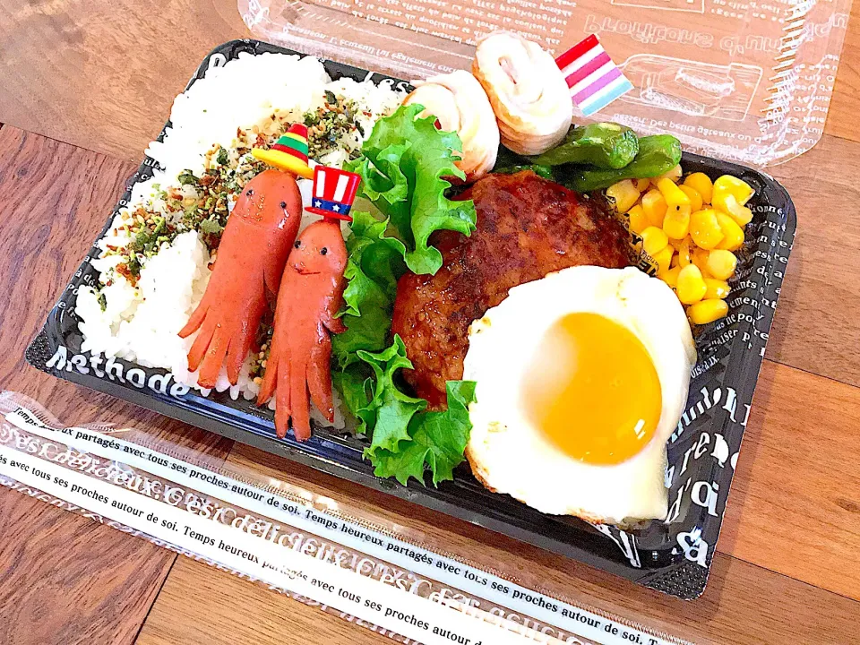 目玉焼きのせハンバーグお弁当😋|eriさん