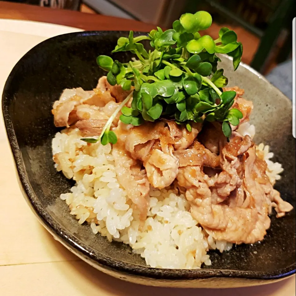 絹しょうゆde韃靼そば米ご飯のしょうが焼き丼|mi_neneco♪さん