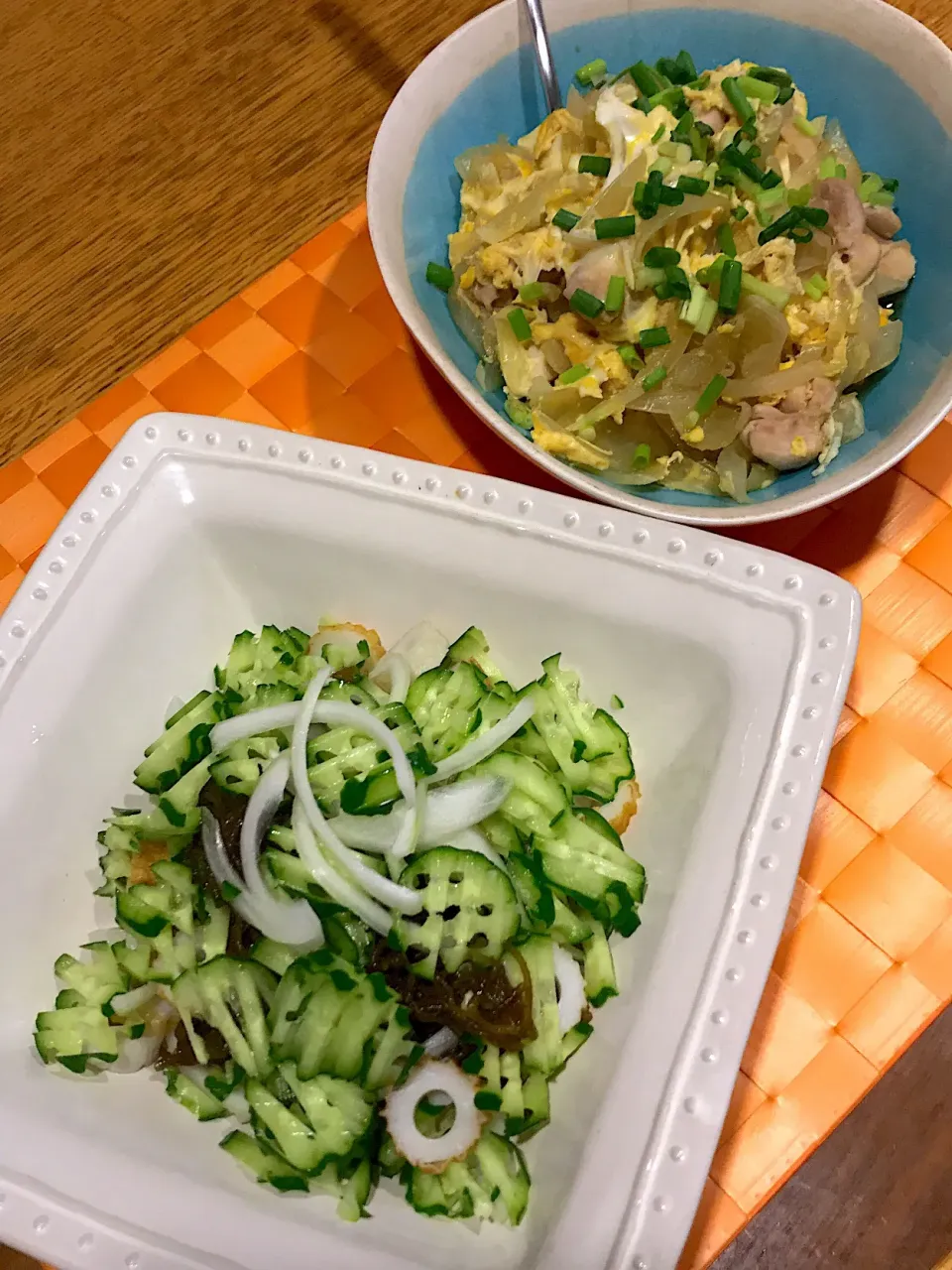 スマイルボールで
親子煮〜〜とモズクのサラダ🥗|まんぞーさん