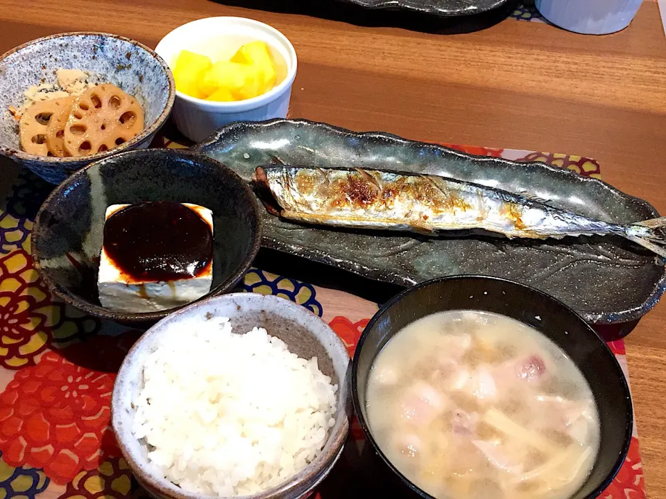 Snapdishの料理写真:秋刀魚の塩焼き、木綿豆腐の田楽、卯の花、レンコンきんぴら、はくまい、豚汁、パイナップル|かよちゃんさん