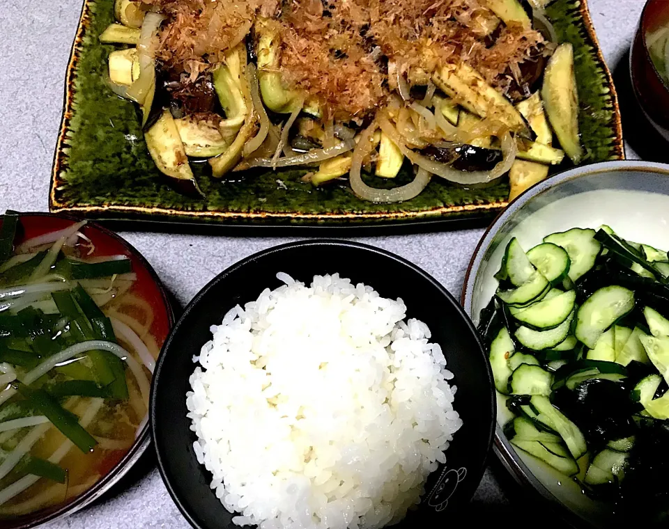 ヤッター！おかかが乗ってるーー！ #夕飯 白米、茄子玉葱炒めおかかのせ、もやしニラ味噌汁、きゅうりワカメ酢の物|ms903さん