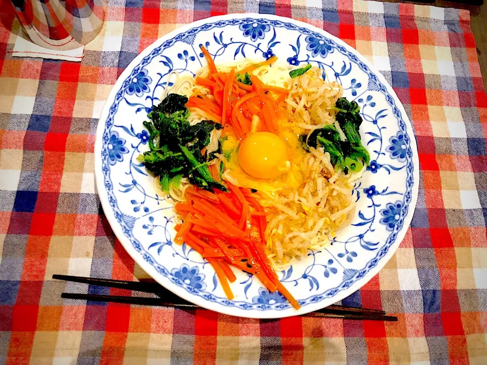 #ビビン麺  #もやしとほうれん草とにんじんのナムルで|ごはん🤤🍴さん