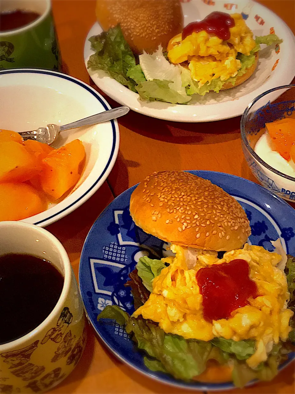 スクランブルエッグサンド🍔  ヨーグルト＆柿  ココア＆コーヒー☕️|ch＊K*∀o(^^*)♪さん