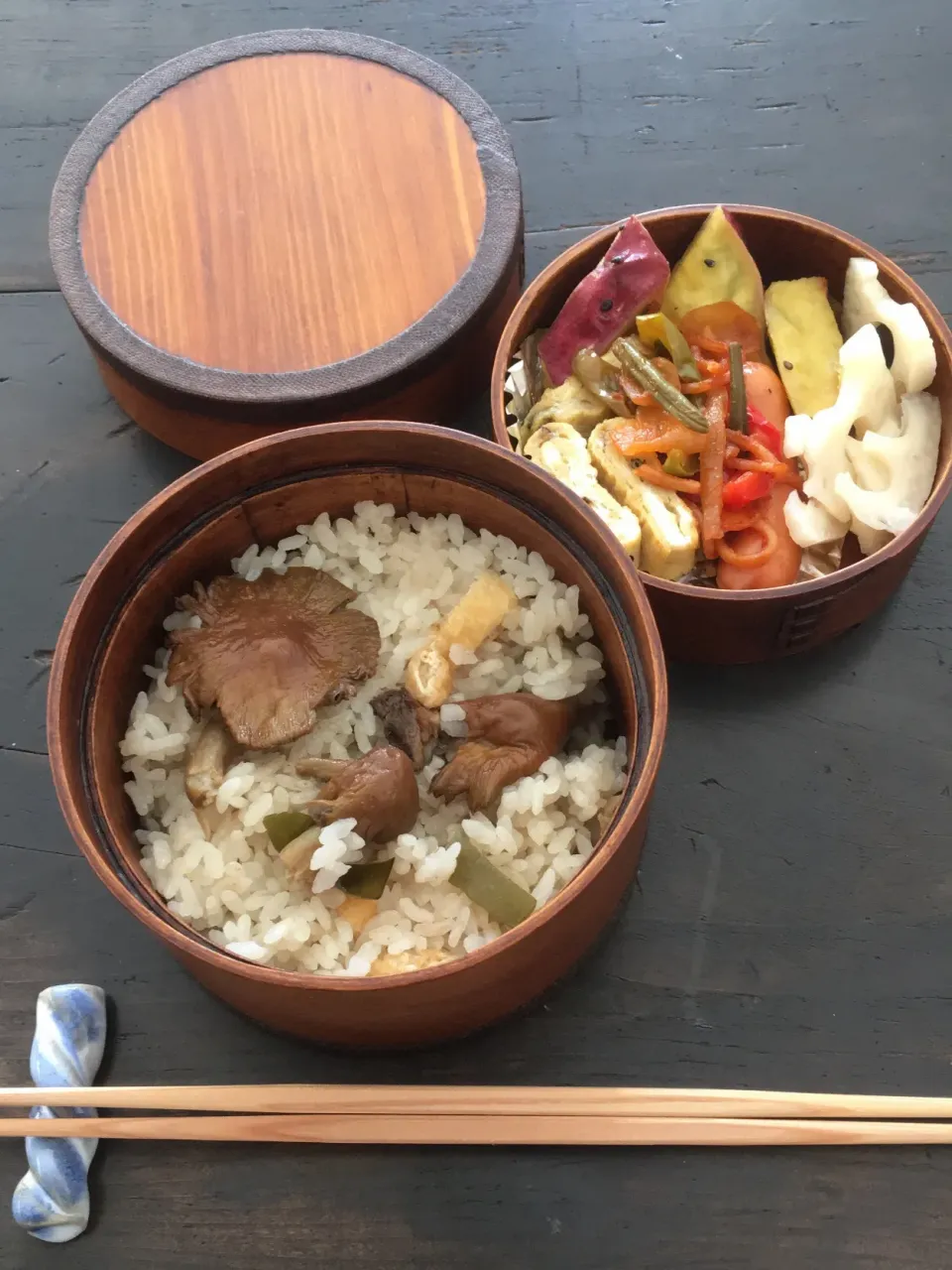 Snapdishの料理写真:ボウズタケの炊き込みご飯 秋のお弁当|enii_foodさん