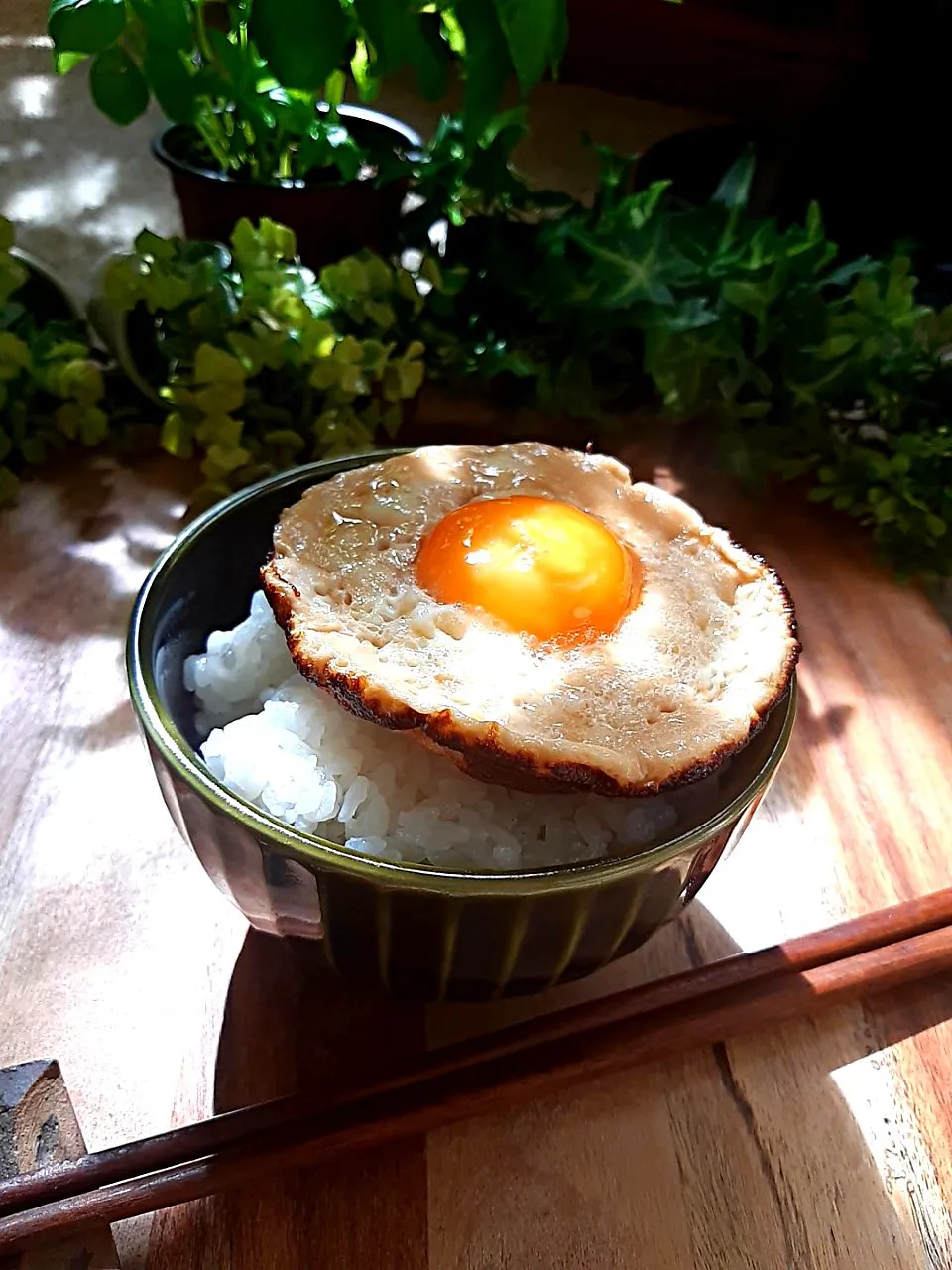 🍳みりん醤油漬け目玉焼きごはん🍳

今日の朝ごはんは昨夜から漬け込んで置いた
卵黄みりん醤油漬けとその漬け汁を白身に
混ぜて焼いた目玉焼きごはんです♪♪

漬けダレによって色々楽しめそう❤💕🎵🎶|めるぼさん