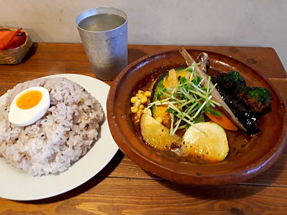 皮がパリッとしたチキンと野菜のカレー @ポニピリカ #スープカレー|カリー仙人さん