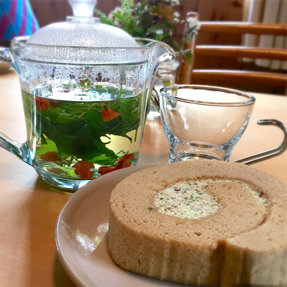 フレッシュハーブティーとますださんちのチョコミントロールケーキ|ママ☆おーちゃんさん