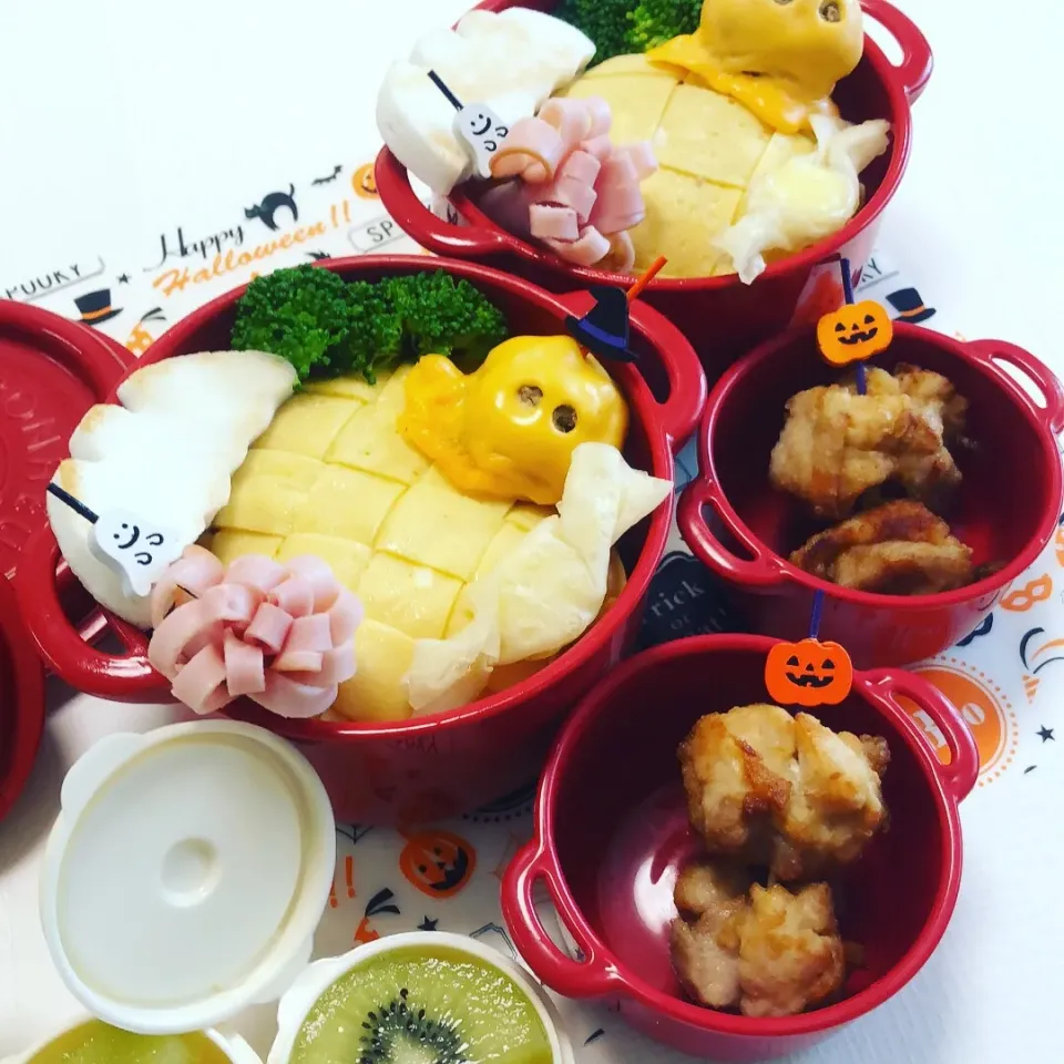 Snapdishの料理写真:あみあみオムライス(ハロウィン風🎃)   #自分弁当  #娘弁当  #セリア  #ボヌール  #ボヌールランチポット  #あみあみオムライス ON #おばけのミートボール #チーズミートボール  #はんぺんde コウモリ#キャンディーチーズ #花のハム🌸 #塩から揚げ #こんにゃくごはん|なおキャンさん