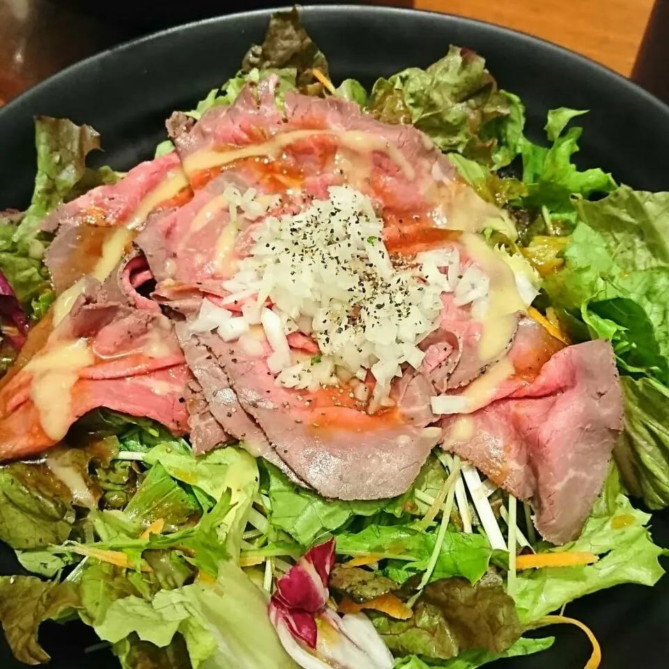 2018/10/6(土)外食でローストビーフ丼🎵|しまだ ちえこさん