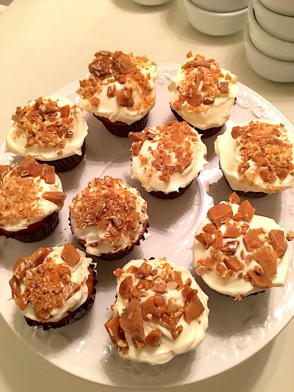 Pumpkin cupcakes with maplecream frosting topped with crushed pumpkin spiced peanut brittle #pumpkincupcakes #maplecream #peanutbrittle #fallseason|🌺IAnneさん