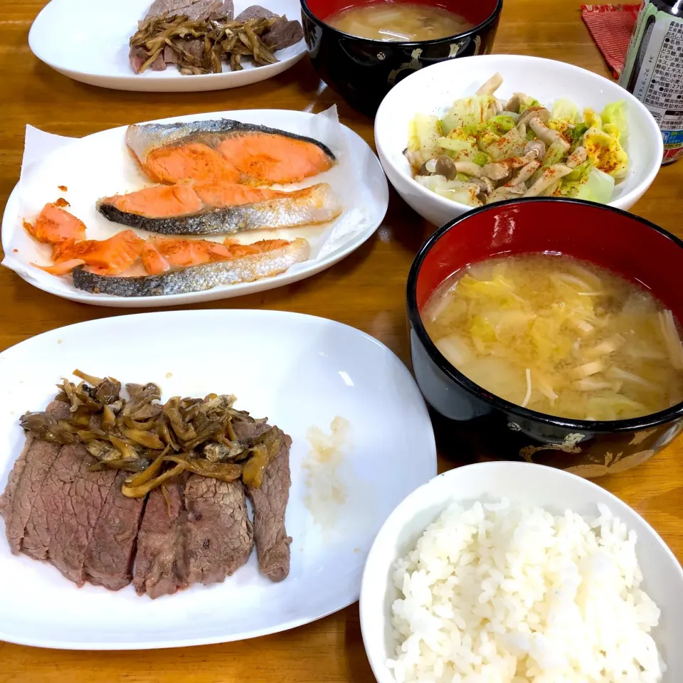 ヘルシーステーキ、焼き鮭、白菜とシメジの蒸しもの、キノコと白菜の味噌汁＼(^o^)／|すかラインさん