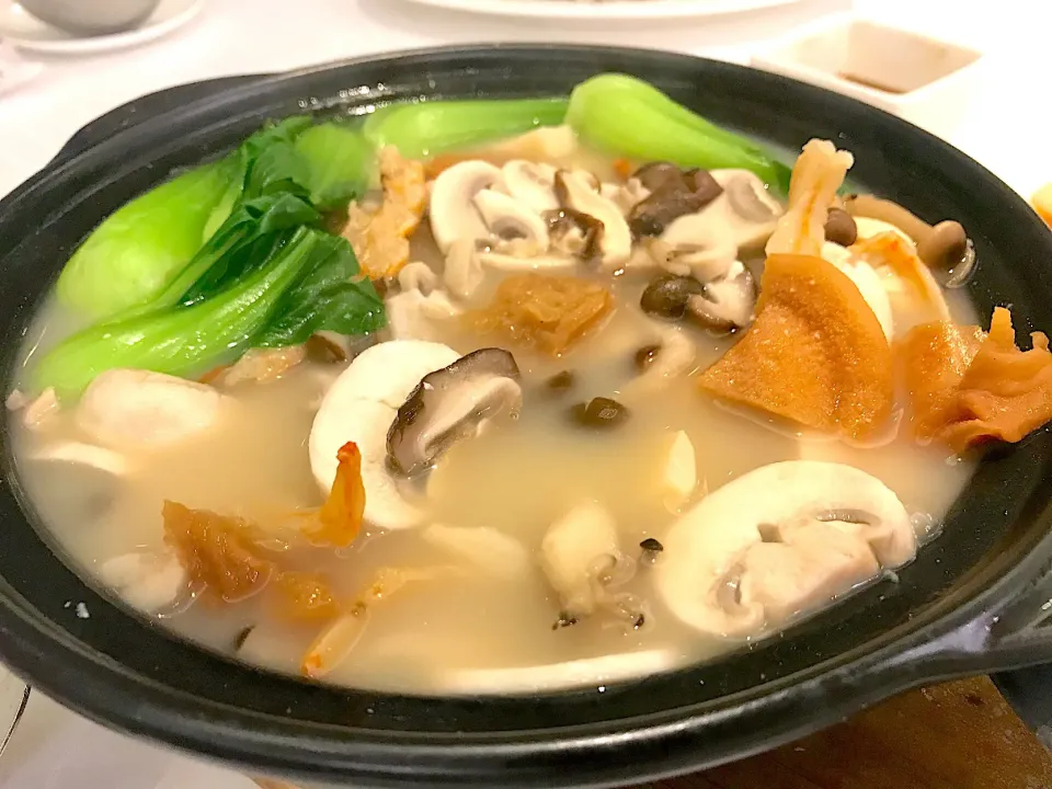 Poached bean curd with dried shrimps, assorted mushrooms and vegetables in casserole|Sky Blueさん