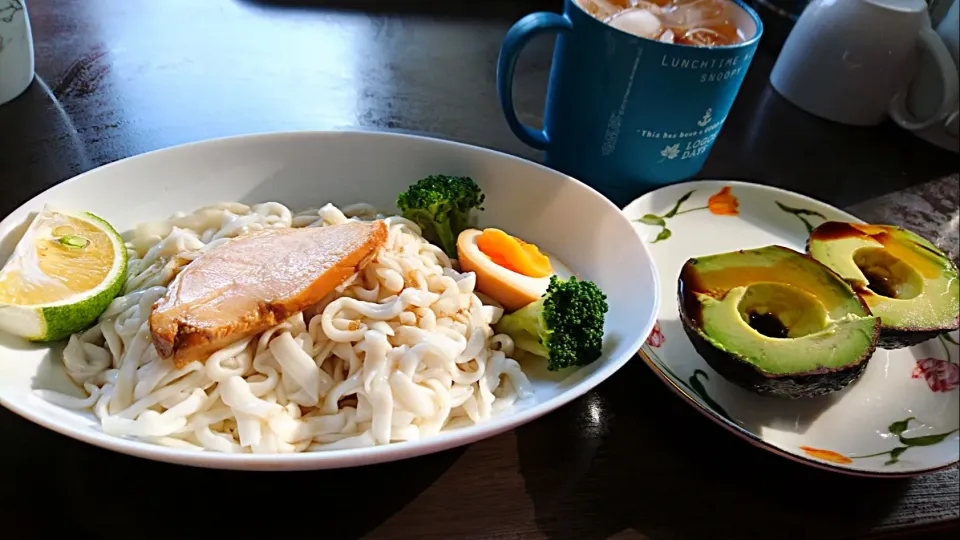 ロカボ３日目朝食 アボカドとこんにゃくうどん麺 自家製鳥むねチャーシューと漬け卵|ミチルさん