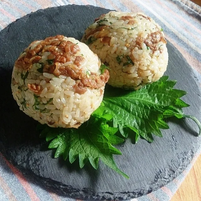 mi_neneco♪さんの大葉と牛焼き肉のまんまるおにぎり #レシピブログ #RecipeBlog|レシピブログさん