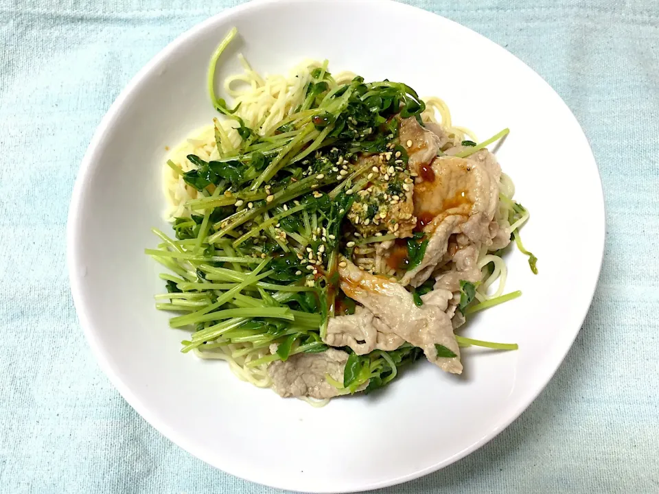 レンチン豆苗&豚肉乗せ冷麺|jackybeanさん