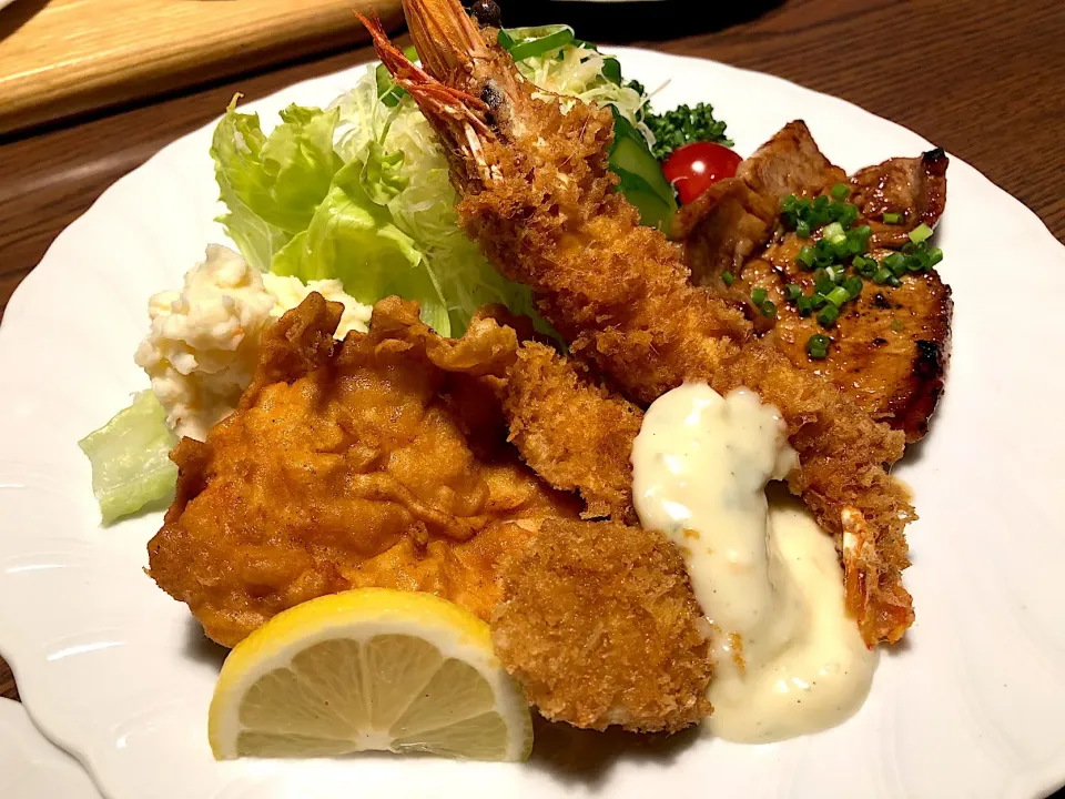 Aランチ(ポークソテー🐽、海老フライ🍤、魚フライ🐟、鳥のフリッター🐓)|buhizouさん