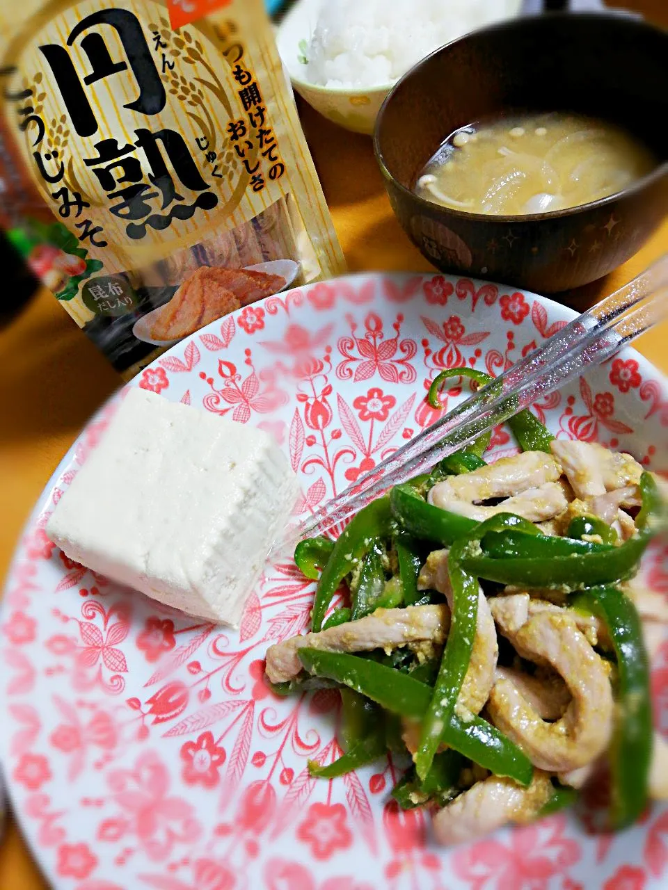 Snapdishの料理写真:青椒豚肉絲と、きのこと玉ねぎのお味噌汁 #ひかり味噌 #円熟 #こうじみそ|ぽこぽこぷーさん