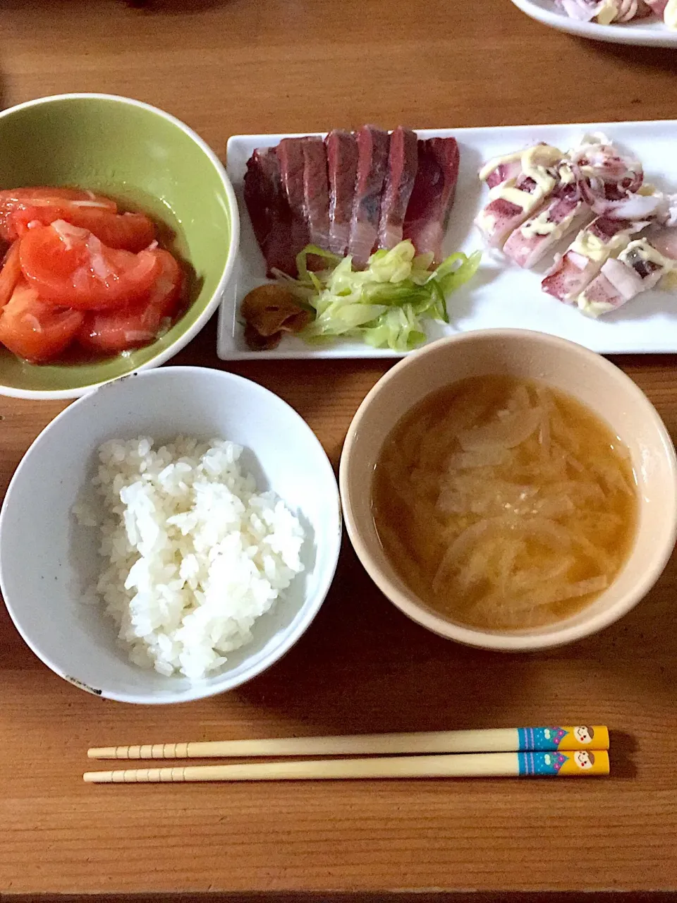 晩ごはん。ブリのお刺身、ヤリイカボイル、トマトマリネ、大根のお味噌汁。|みぽさん