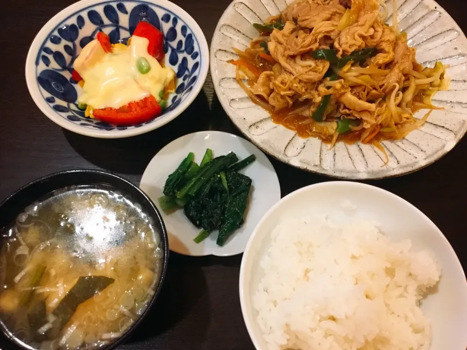 ニンニクたっぷり肉野菜炒め、かぼちゃとトマトと枝豆のチーズ焼き、小松菜の胡麻和え、白米、豆腐と油揚げワカメの麹味噌汁|ぱさくまさん