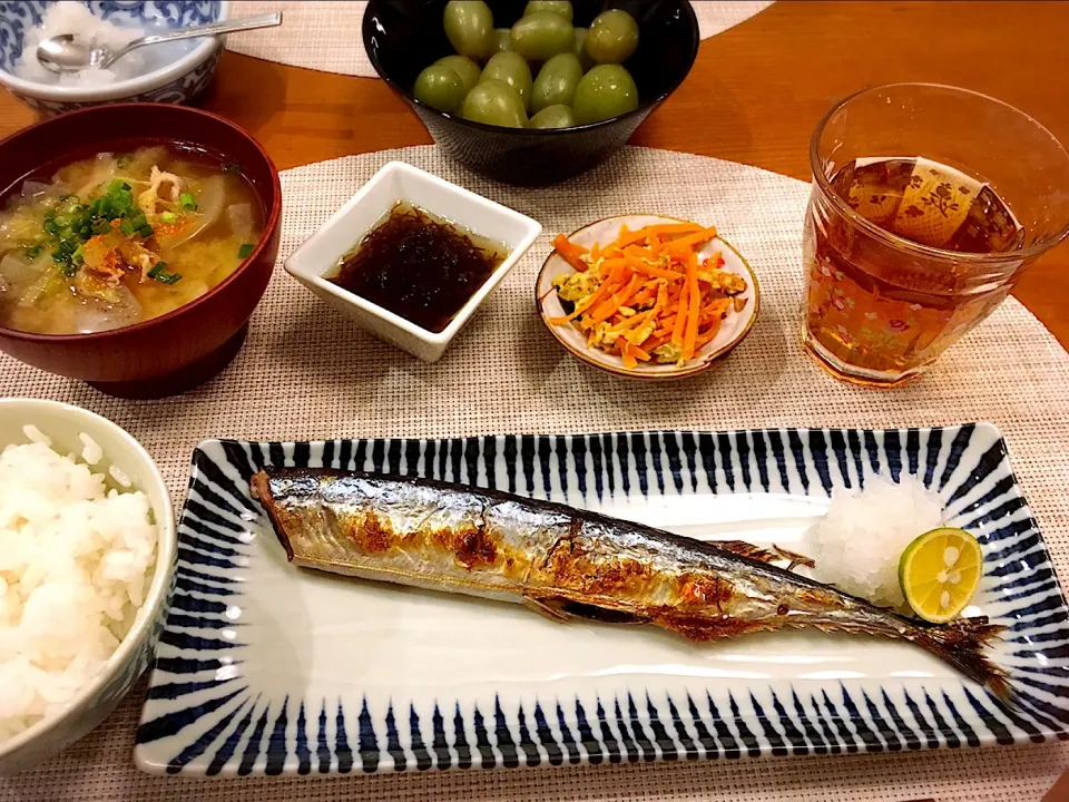 Snapdishの料理写真:18/10/08 夕飯♪ 秋刀魚塩焼き もずく酢 人参しりしり 豚汁 シャインマスカット|ikukoさん