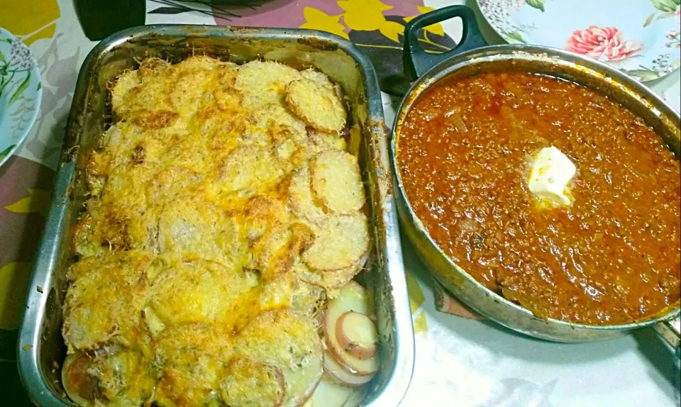 Snapdishの料理写真:dauphinoise potatoes along with some ragu.|Wajihさん