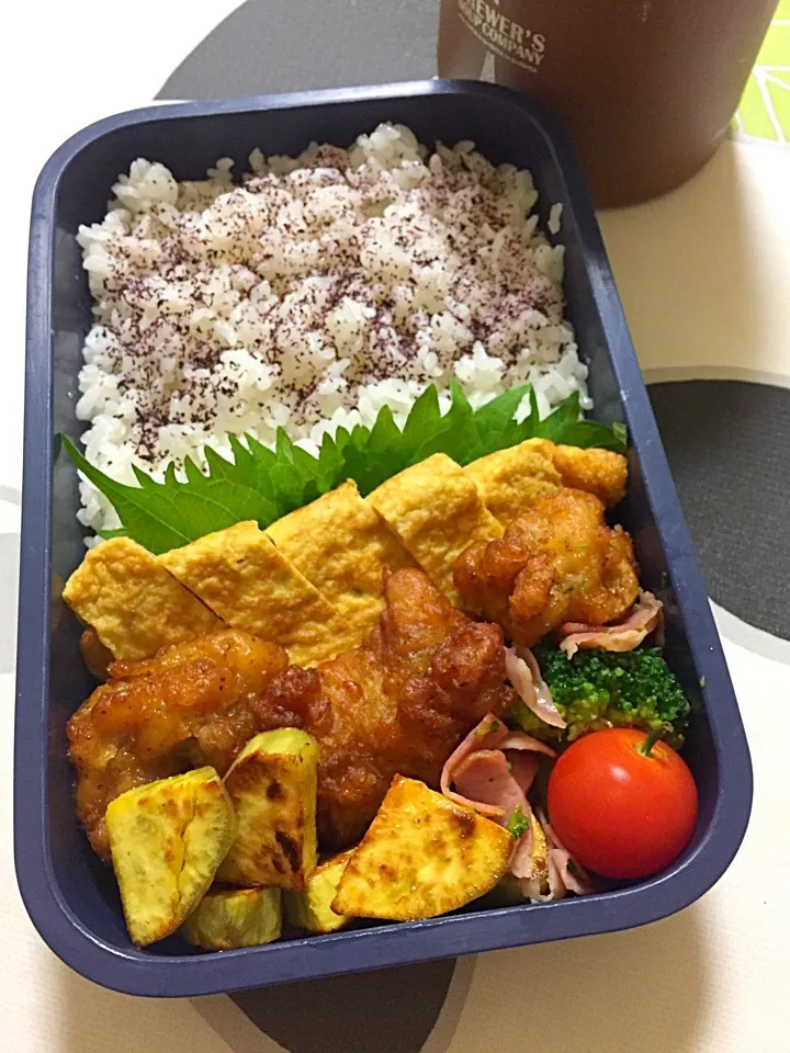 20181009兄弁当。まあまあ秋色弁当？芋は弟が掘ったやつ。😉味噌汁はちくわ😓|hanakoさん