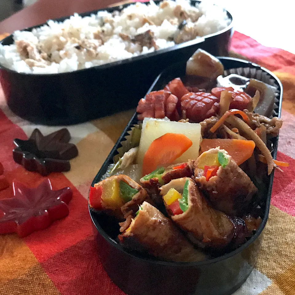 Snapdishの料理写真:今日のお弁当🍱
さんまと梅干しごはん

三色ピーマンの肉巻き
冬瓜の煮物
味噌田楽

連休明け
まだ気温が高め
寒暖差に注意しながら
今週も笑顔で
まいりましょう٩( 'ω' )و

今日も気をつけて
いってらっしゃい👋😊|mokoさん