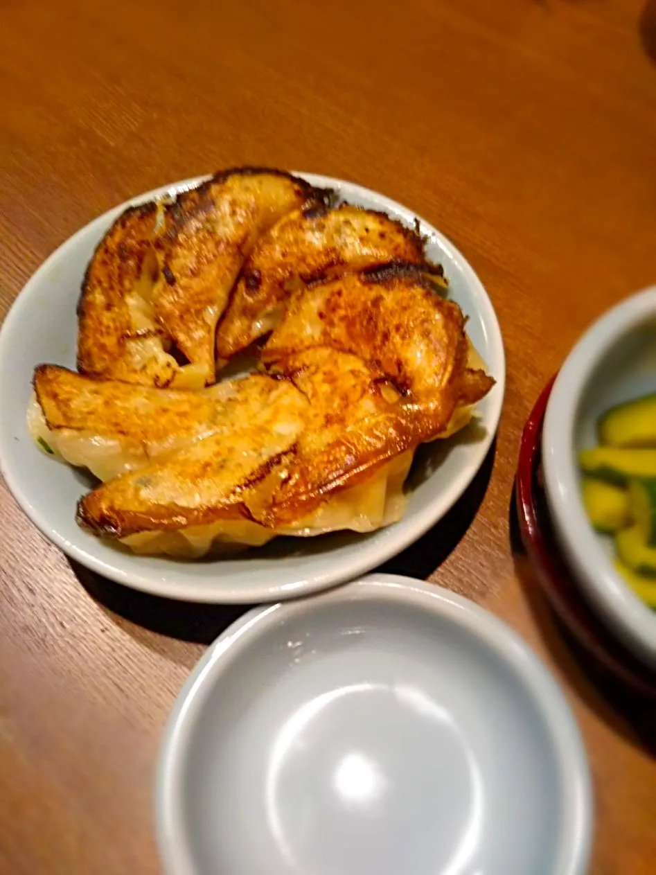 シンプル❗️外はカリカリ❗️中はジューシーな肉汁たつプリプリな餃子⤴️|Sakuraちゃんさん