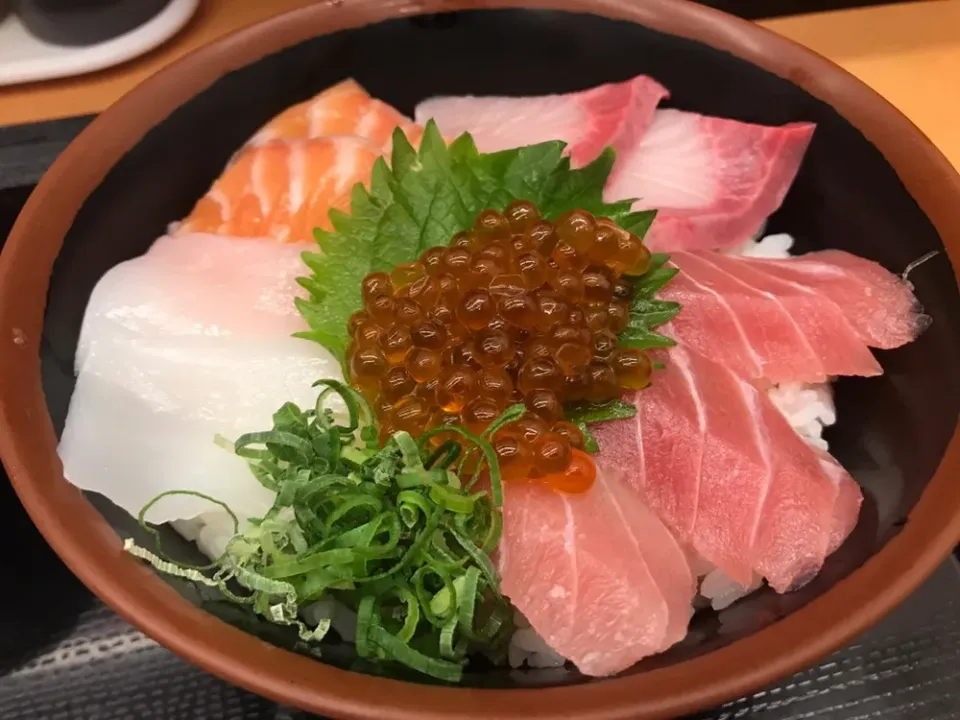 バラエティー丼。手頃で美味しい！|KOMAさん