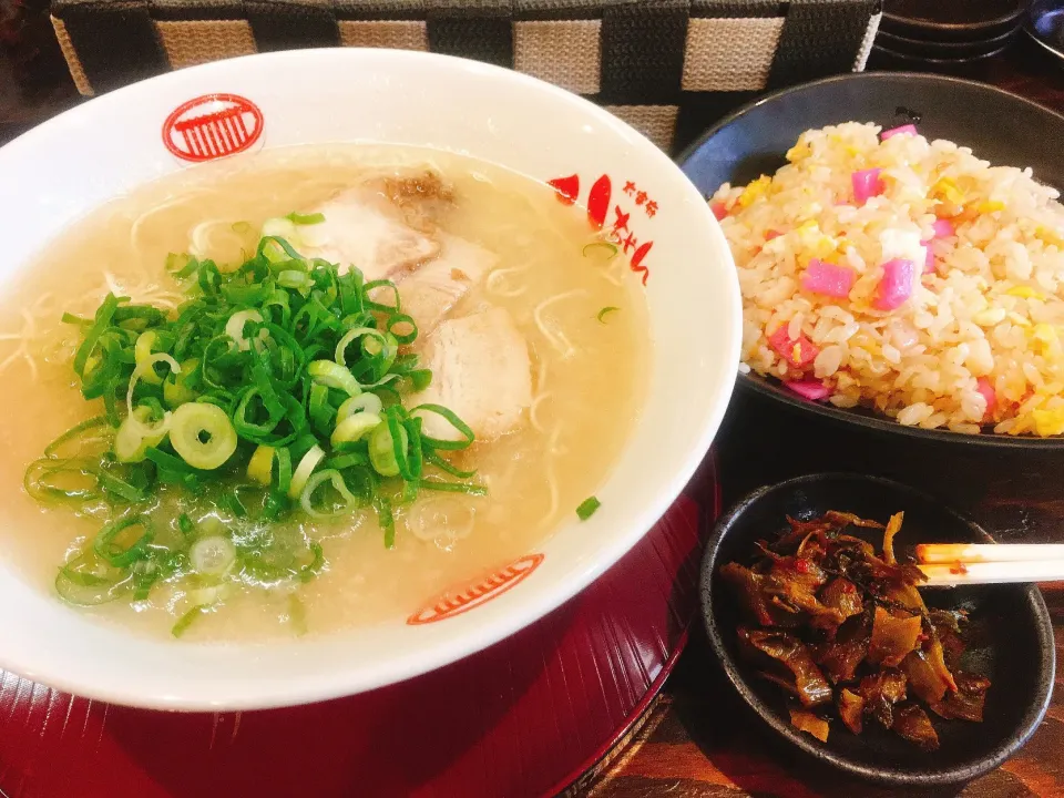 ハ太宰府ラーメン 八ちゃんの『豚骨ラーメン＆半チャーハン』|コージ💫さん