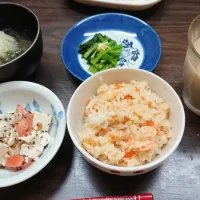 鶏団子のスープ
ほうれん草のお浸し
トマトの胡麻豆腐サラダ 
シャケ、椎茸、人参の混ぜこみご飯

今日の晩御飯です^^*|れいさん