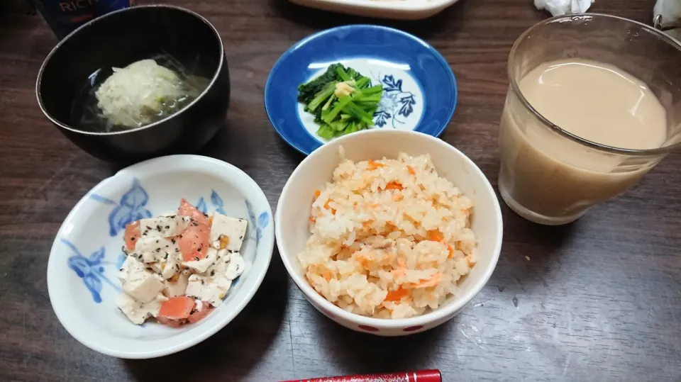 Snapdishの料理写真:鶏団子のスープ
ほうれん草のお浸し
トマトの胡麻豆腐サラダ 
シャケ、椎茸、人参の混ぜこみご飯

今日の晩御飯です^^*|れいさん