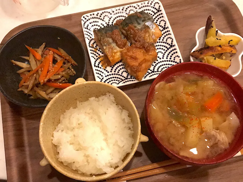 ✳︎鯖の味噌煮定食✳︎ 鯖の味噌煮 きんぴらごぼう 大学芋 豚汁 ご飯|emismilecookさん