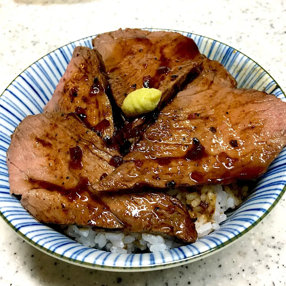 Snapdishの料理写真:ローストビーフ丼|mackyさん