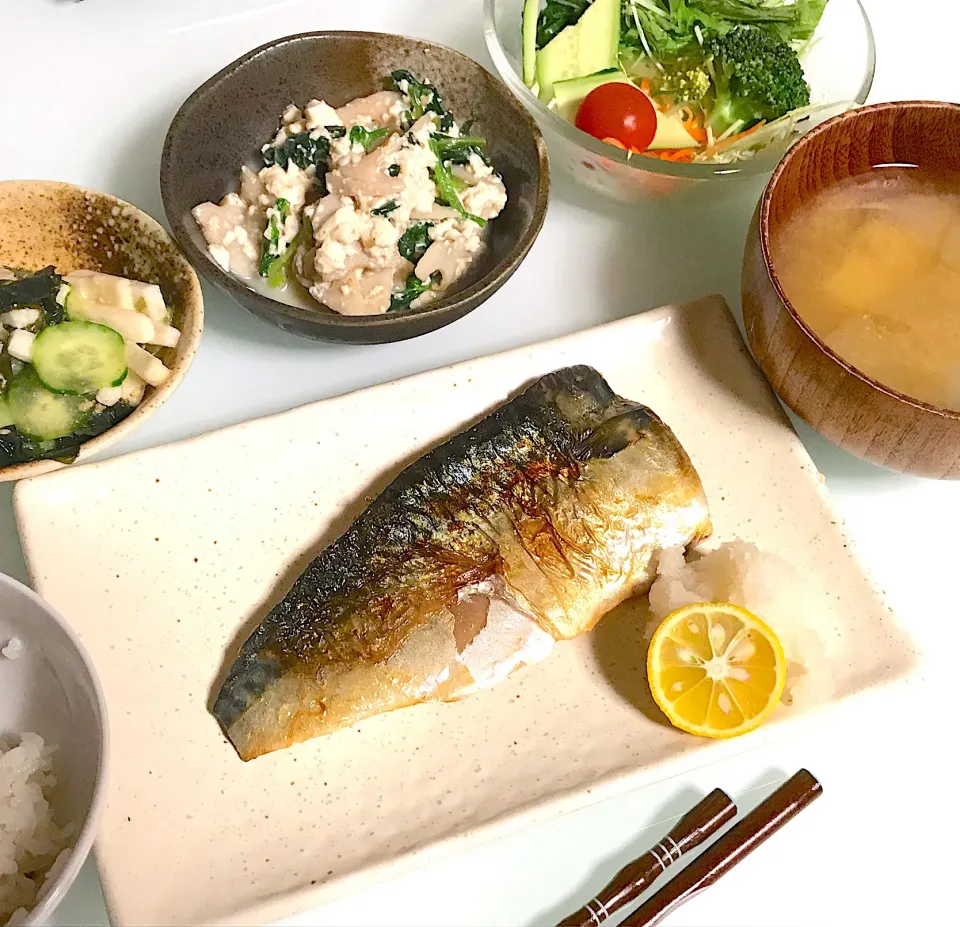 Snapdishの料理写真:鯖の塩焼き定食 ほうれん草と蓮根の白和え、山芋ときゅうりワカメの酢の物、玉ねぎとじゃがいも人参のお味噌汁
 #鯖の塩焼き  #白和え  #酢の物|Snow10さん