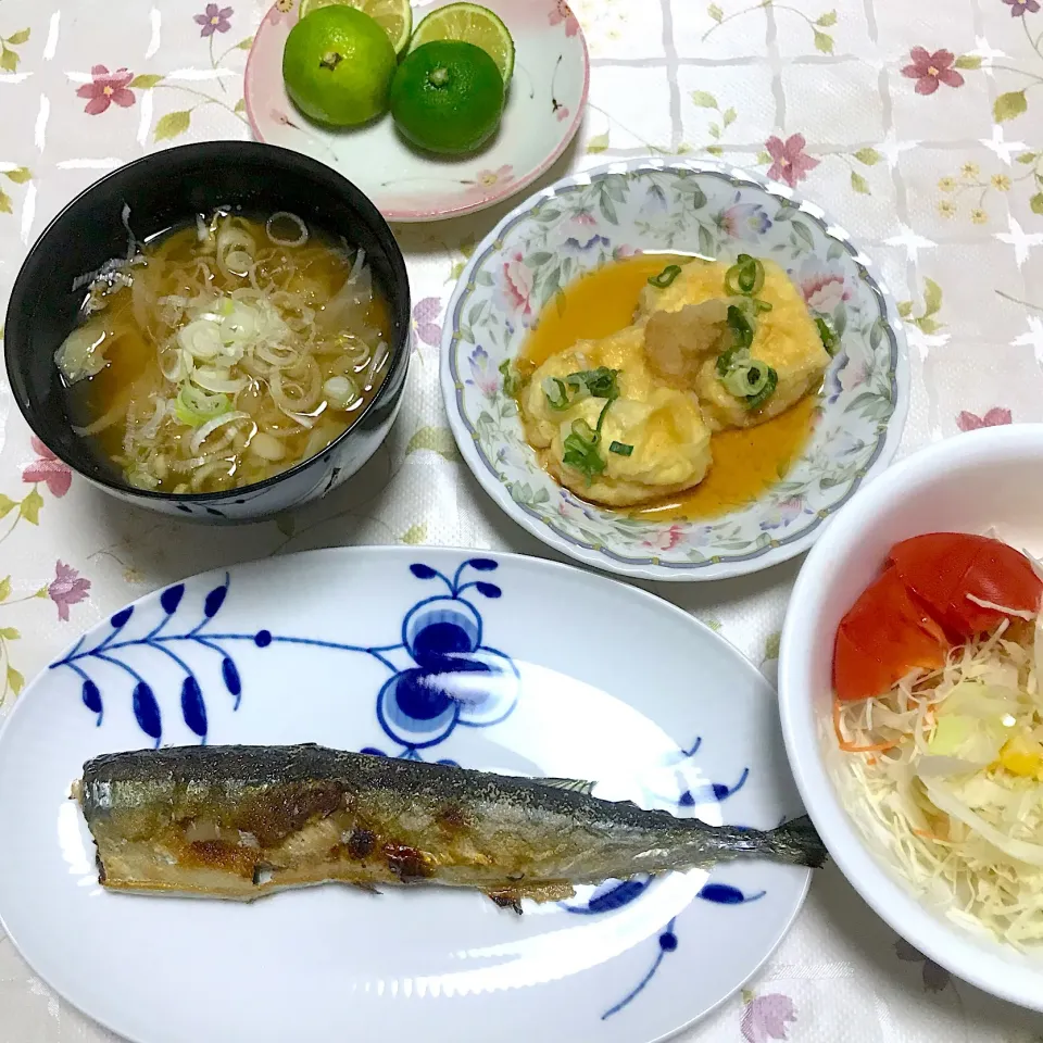 秋刀魚の塩焼き、厚揚げ豆腐、お味噌汁、サラダ|プリンセスみっちゃんさん