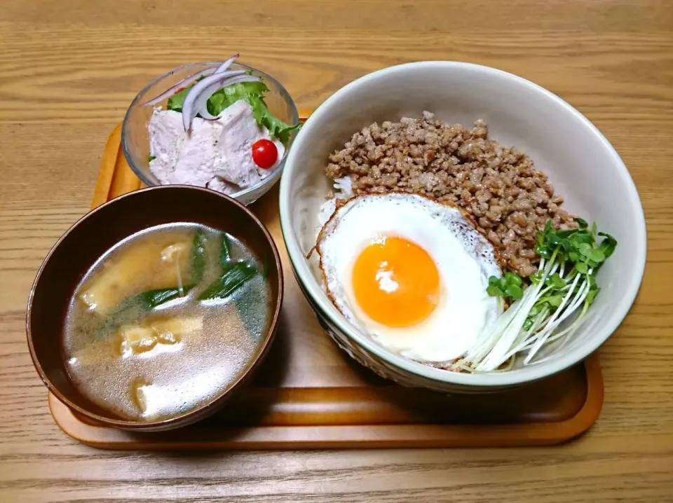 『豚ひき肉のそぼろごはんと自家製サラダチキン』|seri-chanさん