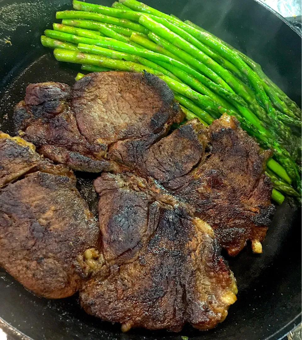 Ribeye Steaks and garlicky asparagus on iron skillet 🍳|Alma's Home Kitchenさん