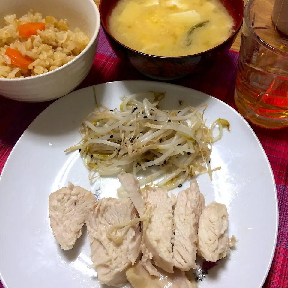 2018/10/09 炊飯器で蒸し鶏、モヤシナムル 、きのこ炊き込みご飯|kykyさん