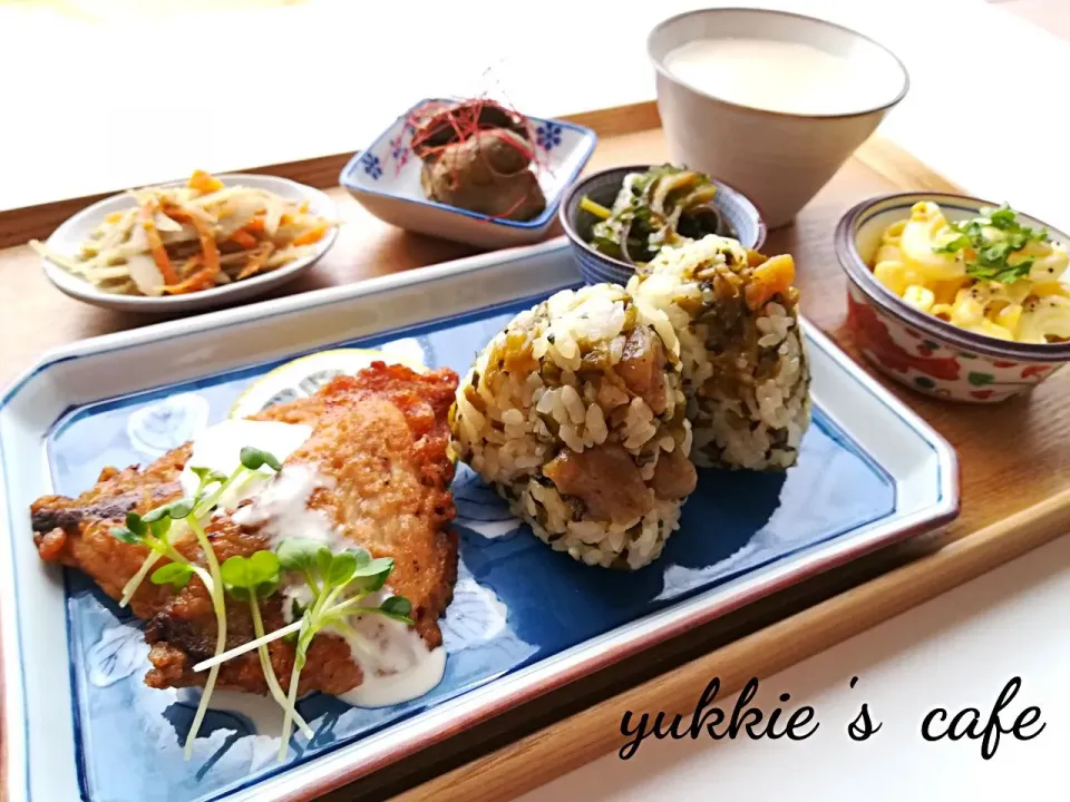 白身魚のフリッターとおにぎりアクション🍙プレート😋|ぐぅぐママ（Yukkie）さん