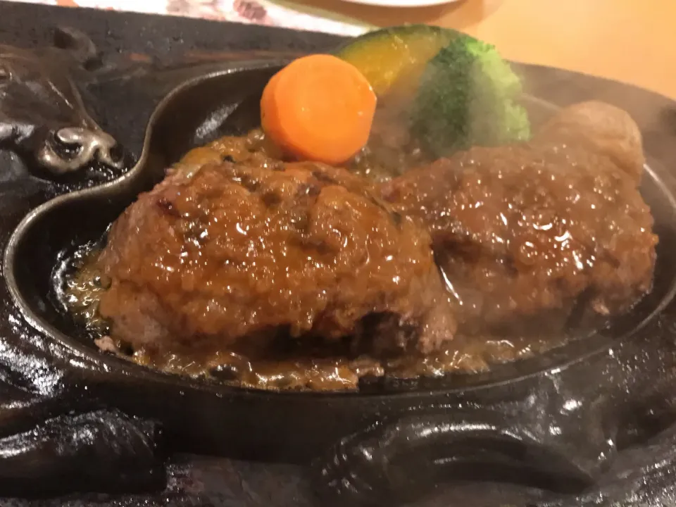 げんこつハンバーグランチ🍖
ライス大盛り🍚|まさとさん